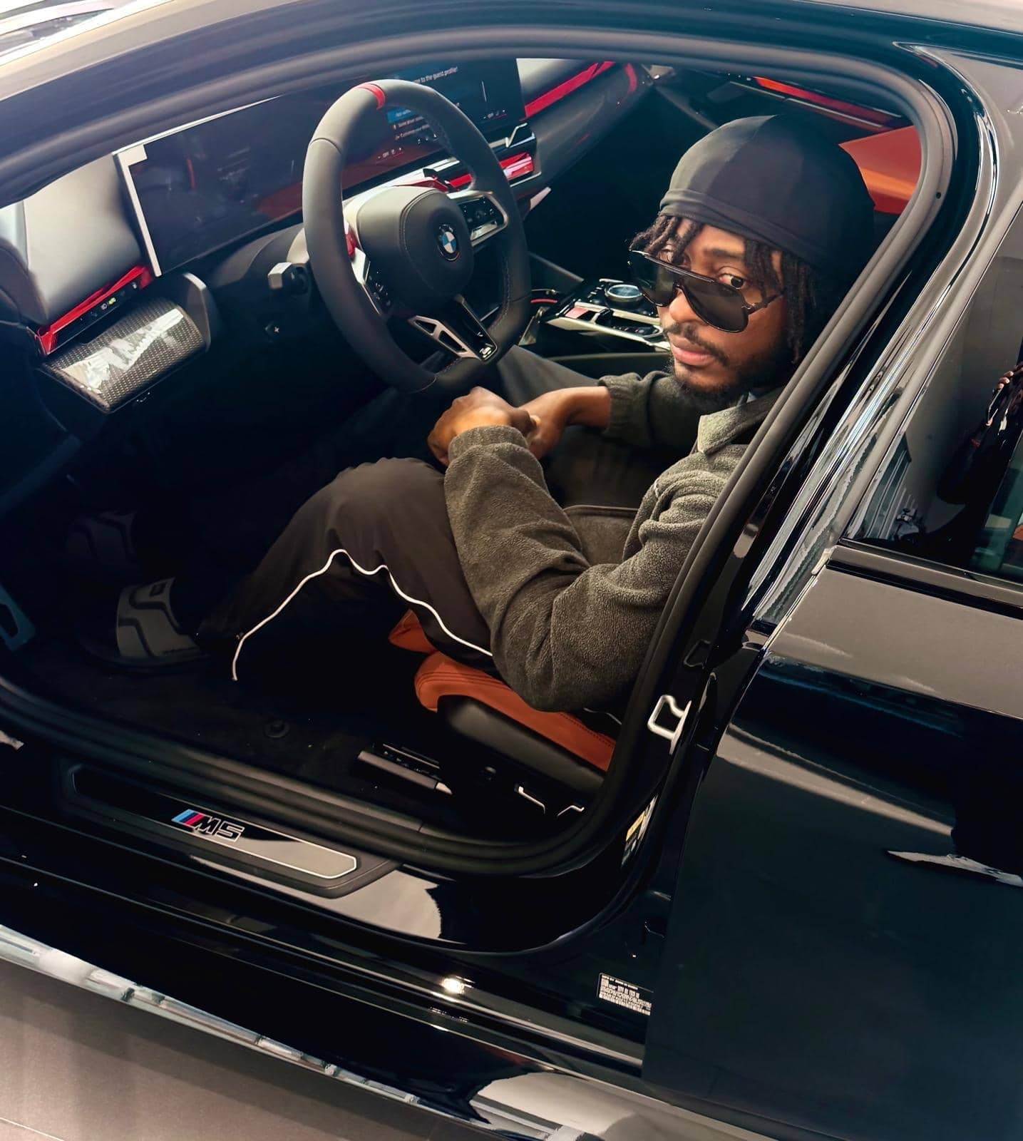 Danny Dan à l’intérieur d’une voiture